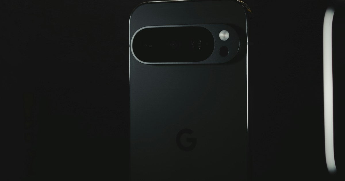 暗い部屋のスマホ(寝る前スマホのイメージ)