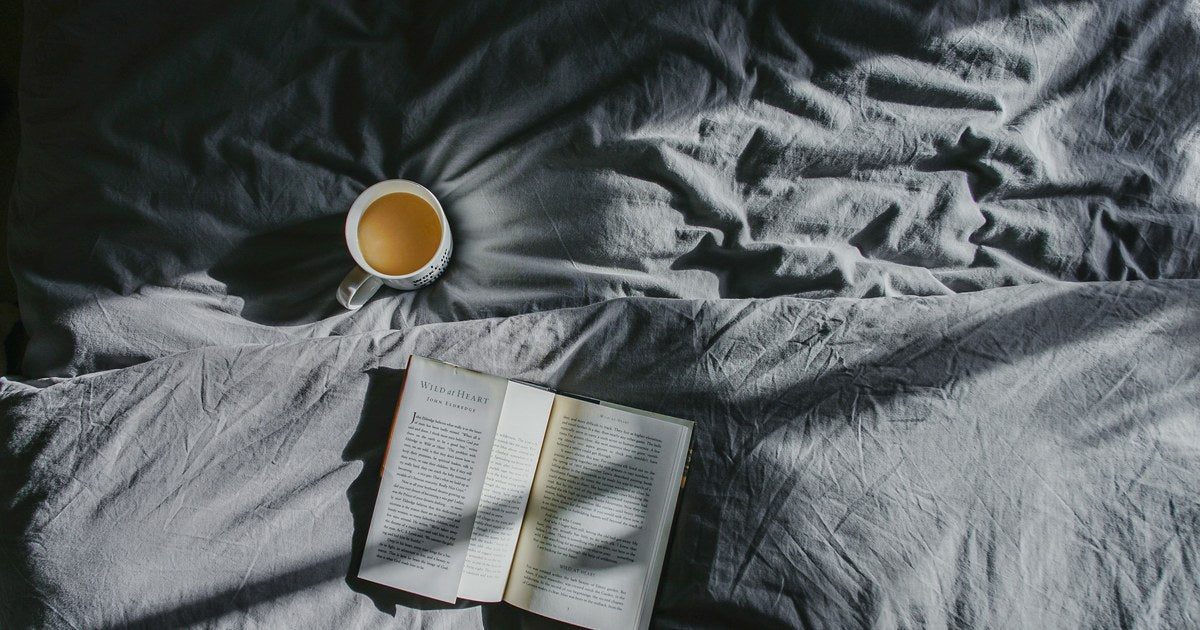 夜の街で眠る人々