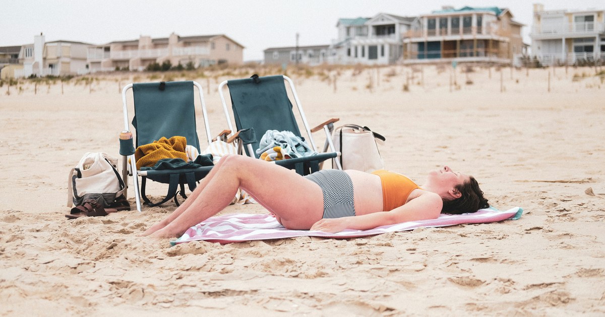 妊娠中の女性がリラックスしている様子