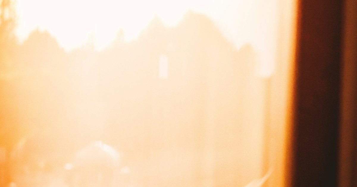 窓から差し込む朝の光(朝日ルーティンのイメージ)