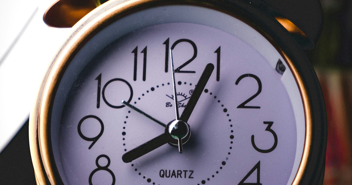 目覚まし時計(睡眠負債のイメージ)