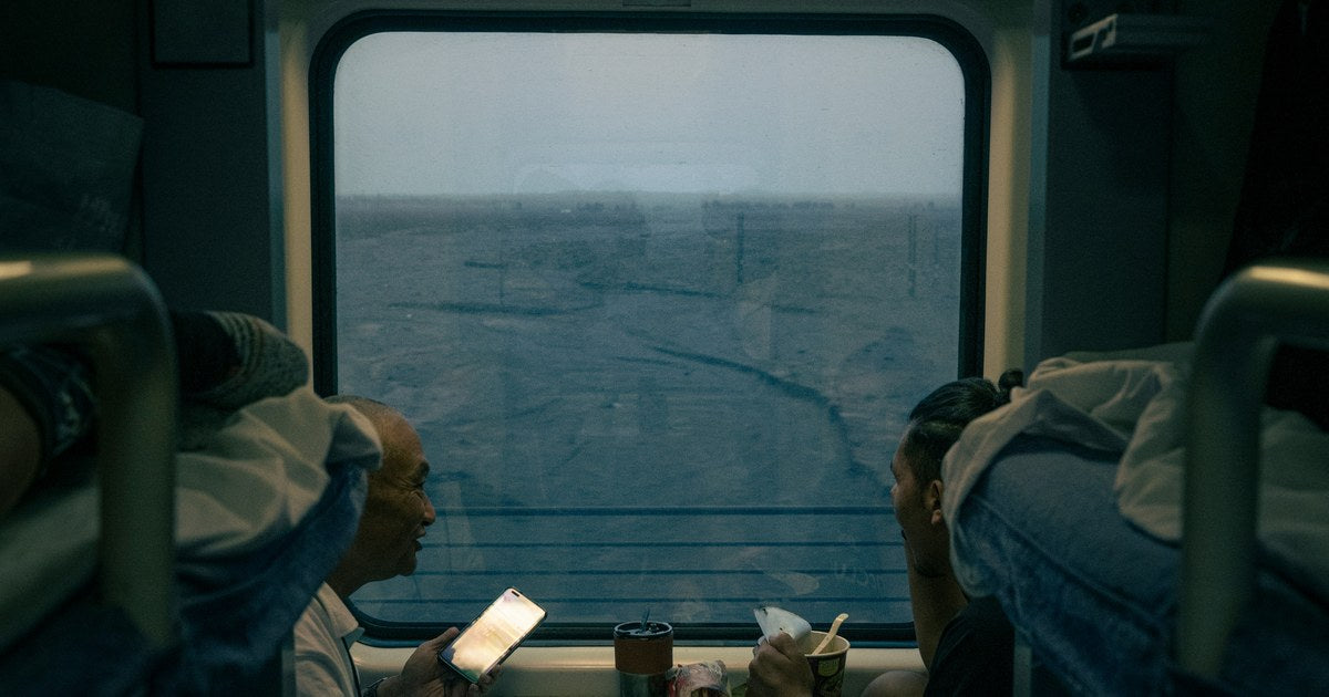 通勤中に仮眠をとる人