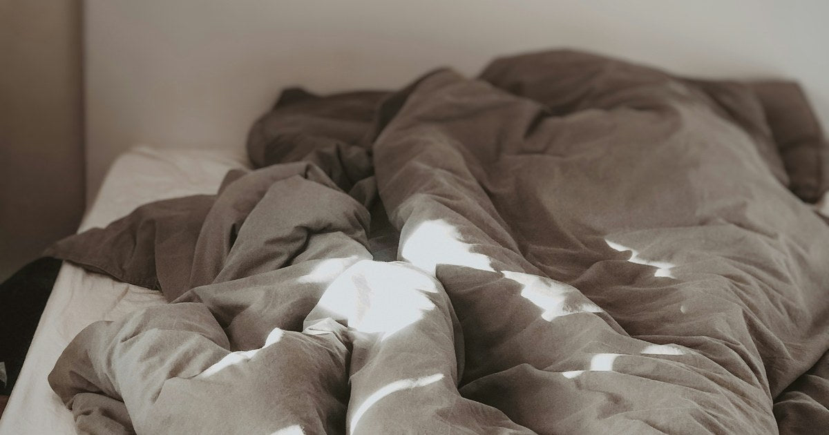 重い毛布でリラックスする人