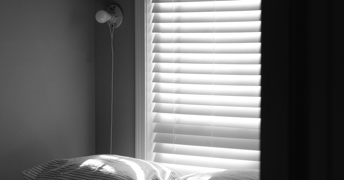 ベッドと枕（昼寝のイメージ）