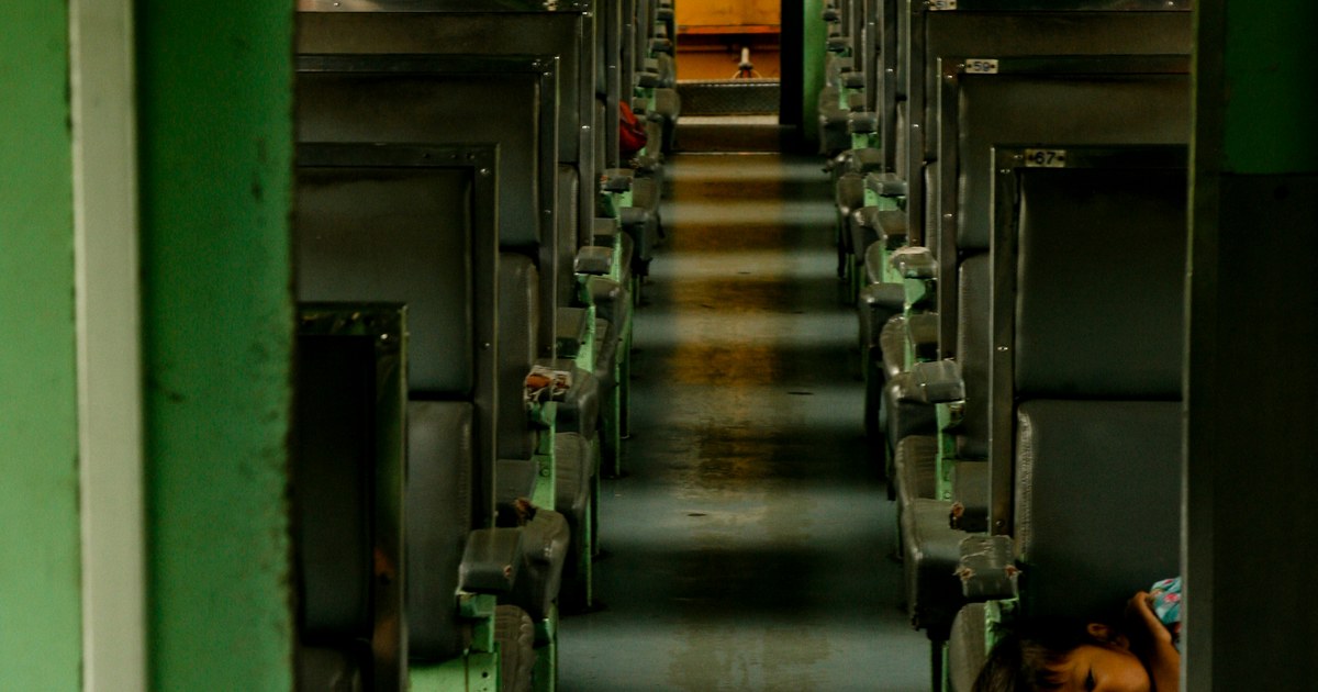 電車で寝る人の写真