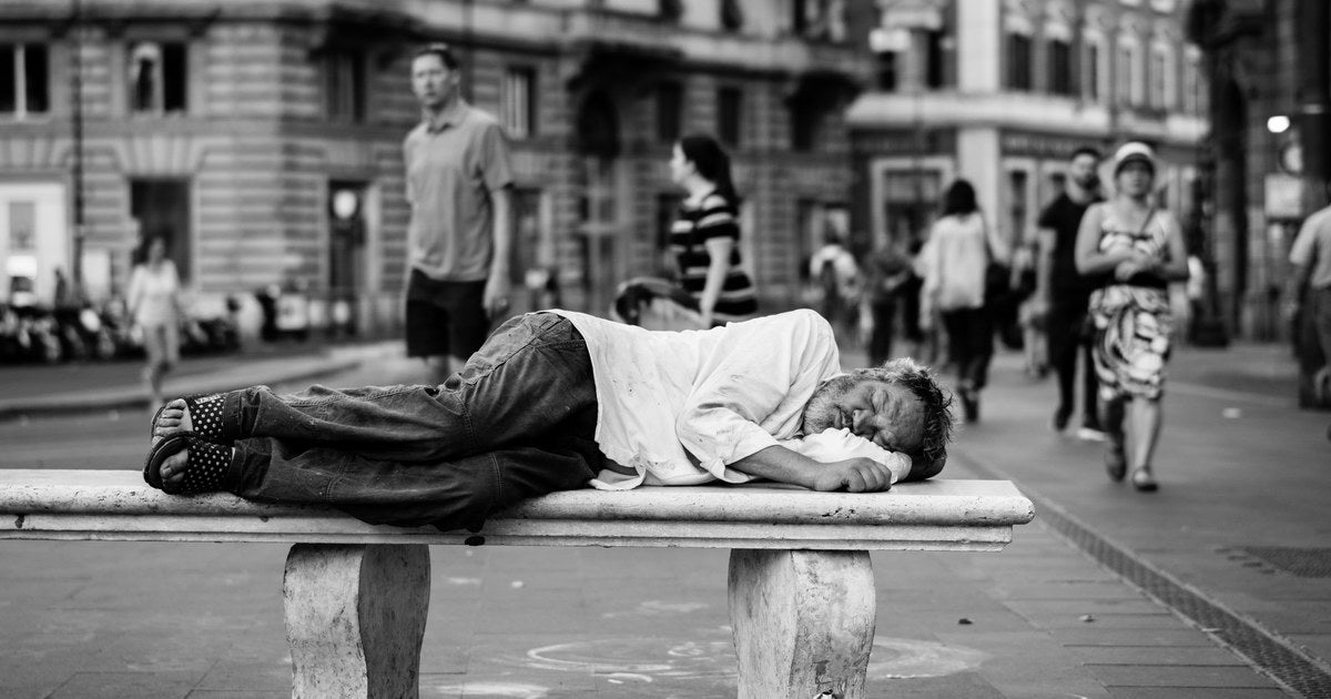 リラックスして眠る人