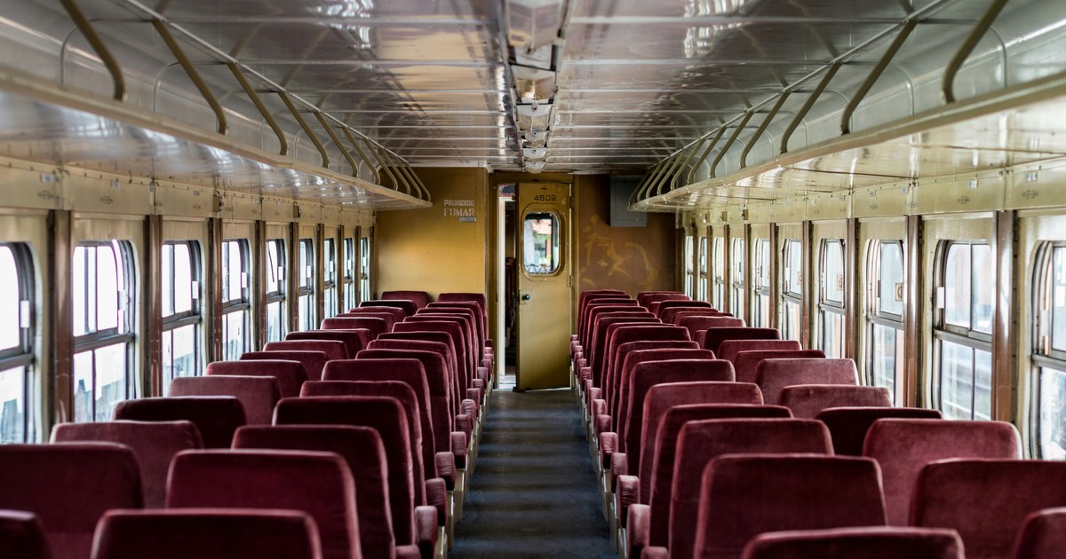 電車の座席（移動睡眠のイメージ）