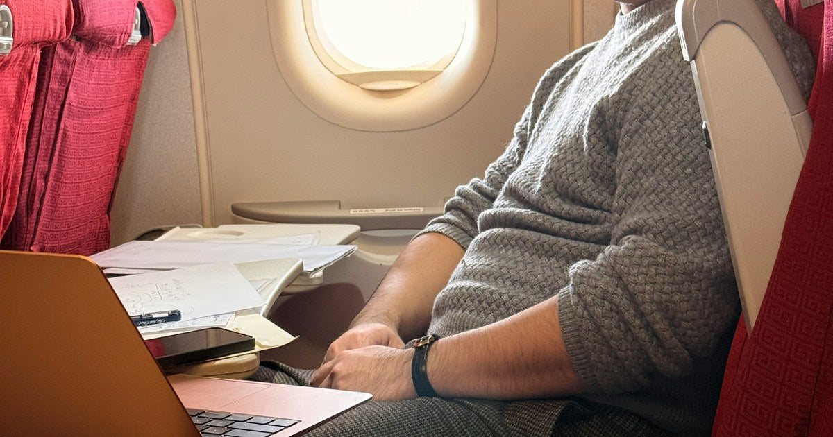 飛行機の中で眠る人