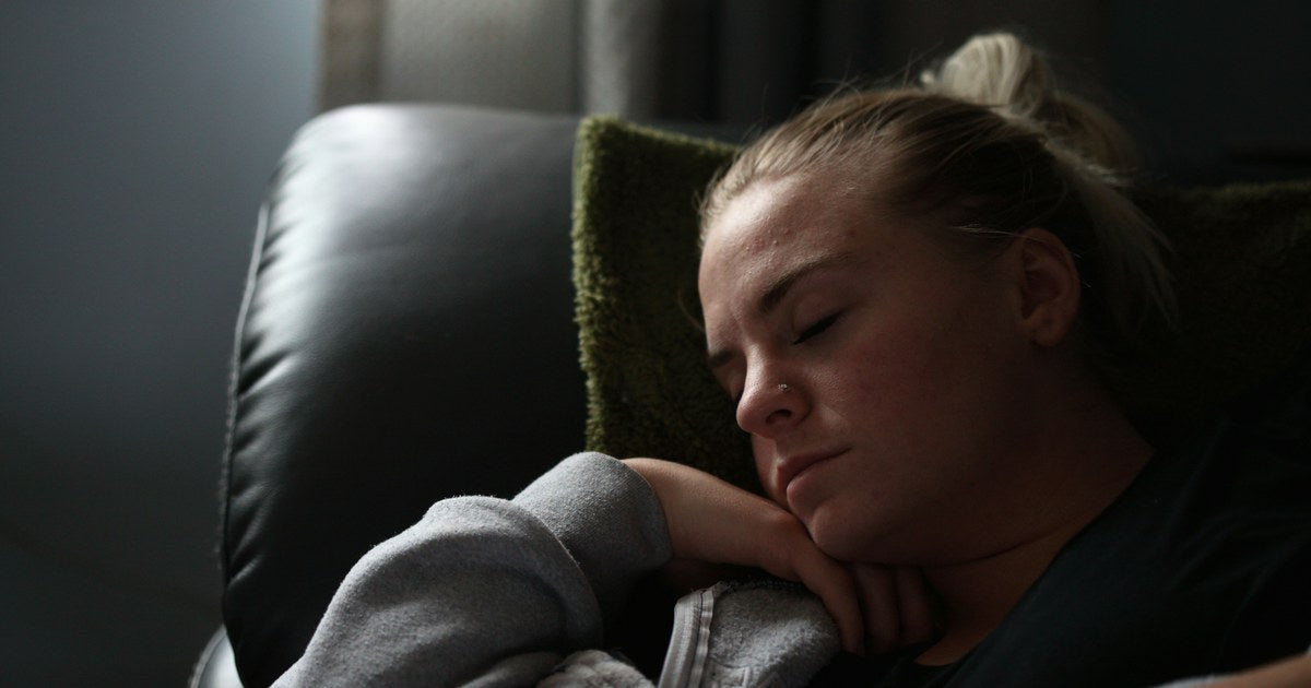 昼寝をする人の写真